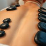 Masaż gorącymi kamieniami - kamienie bazaltowe ułożone na plecach osoby podczas zabiegu